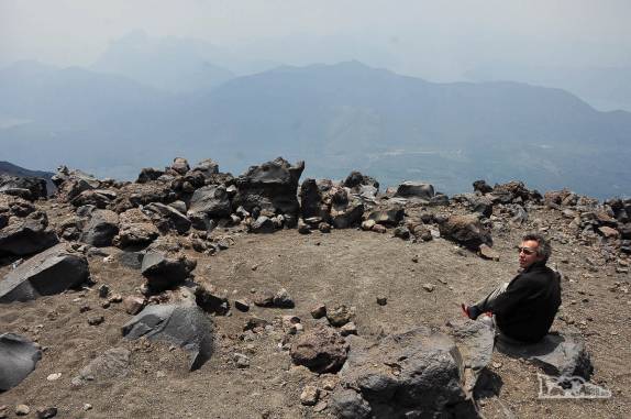 Descansando e admirando a vista no campo base nas encostas do vulcão Lanín, a 2.300 metros de altitude, na região de Junín de Los Andes, na Argentina